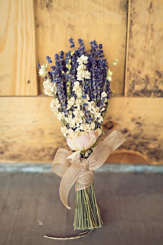 Cách bó hoa lavender mộc mạc dành cho mùa hè